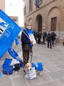 Carmine De Nuzzo, attivista e una mascotte degli Animalisti Italiani