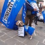 L'attivista Carmine De Nuzzo e una mascotte degli Animalisti Italiani
